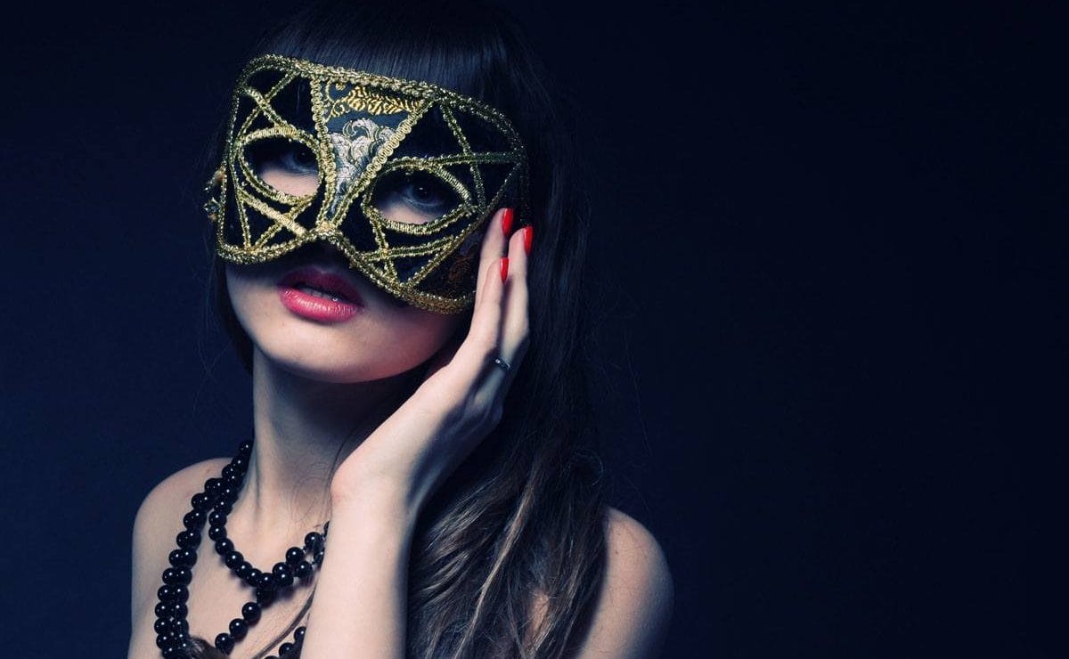 Sensual escort wearing an elegant masquerade mask, representing VIP fantasy and roleplay experiences with Mamaia fetish escorts.